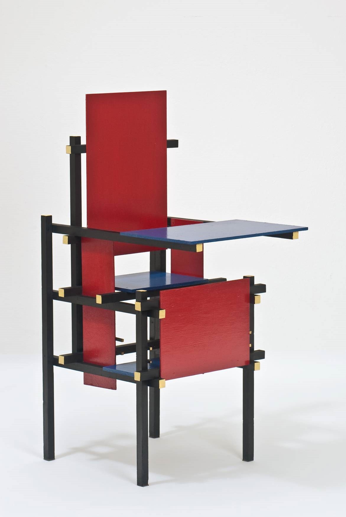 <BODY>Gerrit Rietveld, Children's Chair, ca 1920 © MAK </BODY>