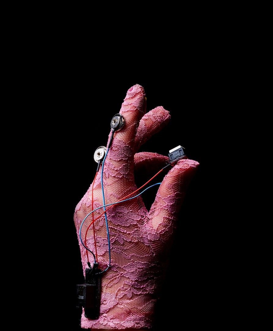 <BODY>Lucie Strecker/Klaus Spiess: Glove: Handschuh für Publikum mit Sensoren zur Hautwiderstandsmessung © Strecker/Spiess / Projekt: The Performative Biofact</BODY>
