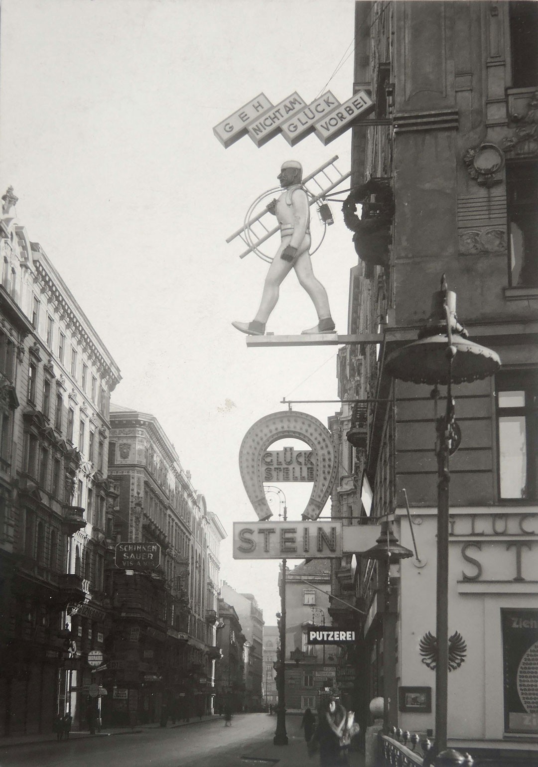 <BODY><div>Werkstätte Hagenauer, Geschäftsschild „Glücksstelle Stein“, 1930er Jahre</div><div>Zeitgenössisches Foto</div><div>© MAK</div></BODY>