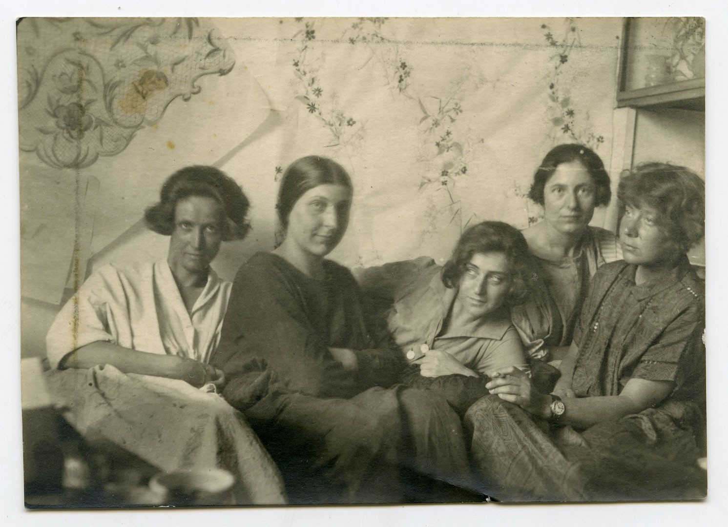 <BODY>Charlotte Billwiller, Mathilde Flögl, Susi Singer, Marianne Leisching, Maria Likarz in der Wiener Werkstätte, 1924 © MAK</BODY>