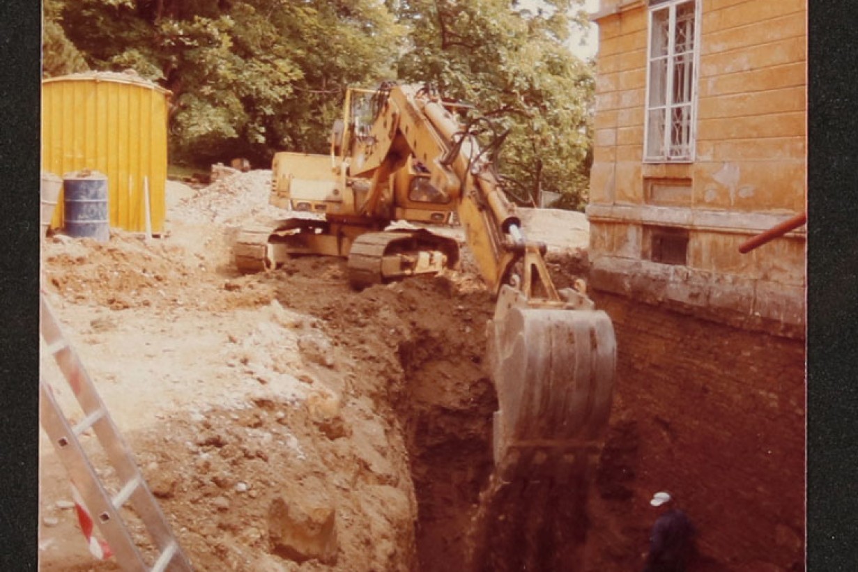 Dehumidifying and renovating the foundations of the Geymüllerschlössel, 1988 