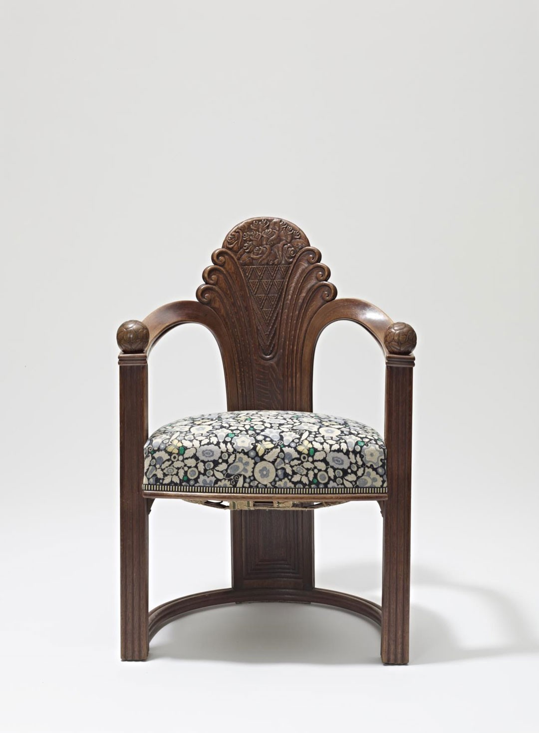 <BODY>Otto Prutscher, Fauteuil, Vienna, ca. 1919<br />Execution: Gebrüder Thonet<br />Oak, carved; beechwood, bent; upholstery with textile cover<br />© MAK/Georg Mayer</BODY>