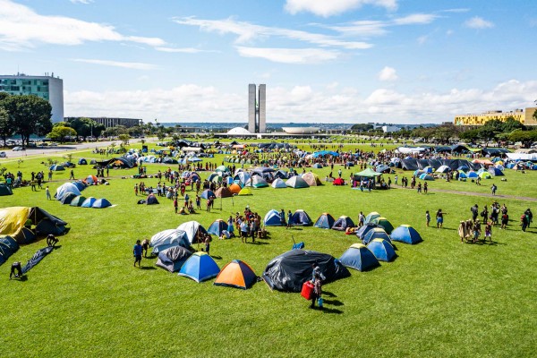 Das Acampamento Terra Livre ist die größte Versammlung von Indigenen in Brasilien, bei der jährlich mehr als 4.000 Teilnehmende in Brasília in einem Protestcamp vor dem Parlament zusammenkommen, um für ihre Rechte zu kämpfen.