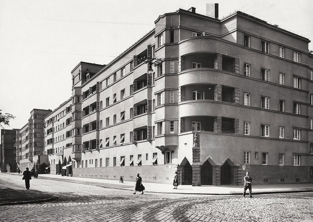 <BODY>Otto Prutscher, Façade of the public housing Lorenshof, Längenfeldgasse, Vienna’s 12th district, 1927<br />© Archivio Famiglia Otto Prutscher, Milan</BODY>
