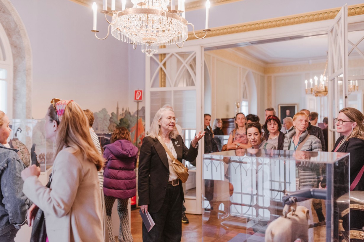 Eine Gruppe von Menschen, Ulrike Johanssen in der Mitte