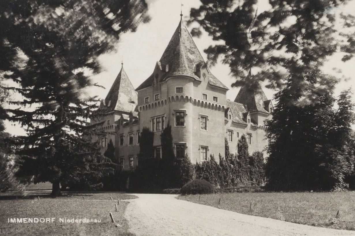 Black and white picture postcard of Immendorf Castle and park