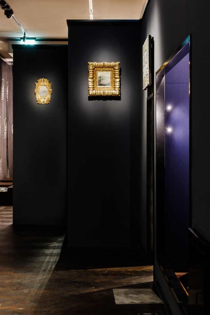 Ausstellungsansicht WIEN 1900 mit goldenen Bilderrahmen