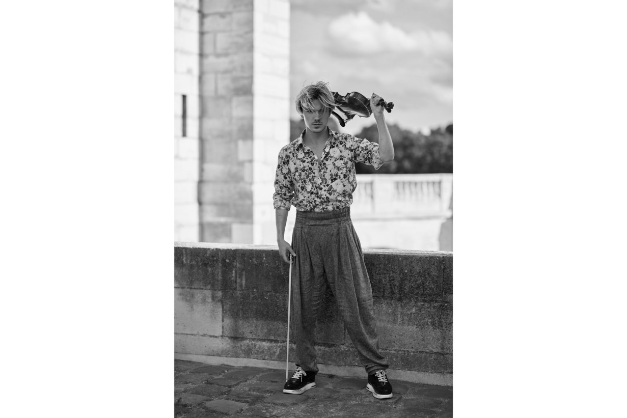 Person die Geige hochhält