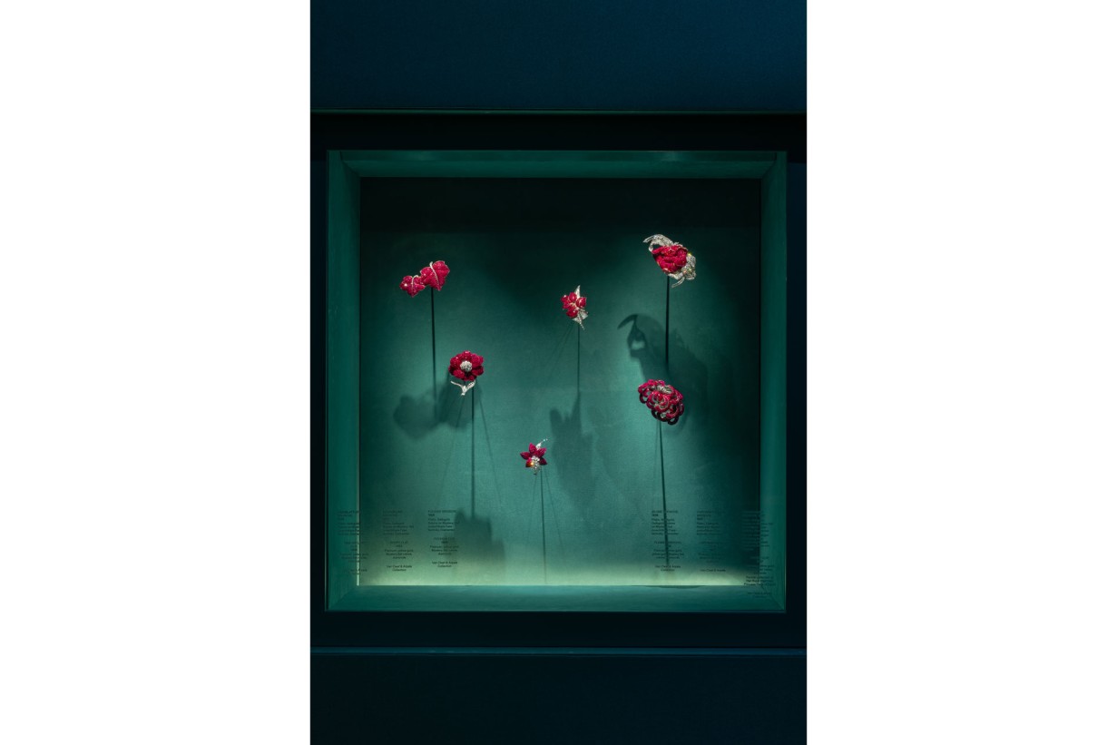Vitrine mit Objekten der Ausstellung GLANZSTÜCKE 