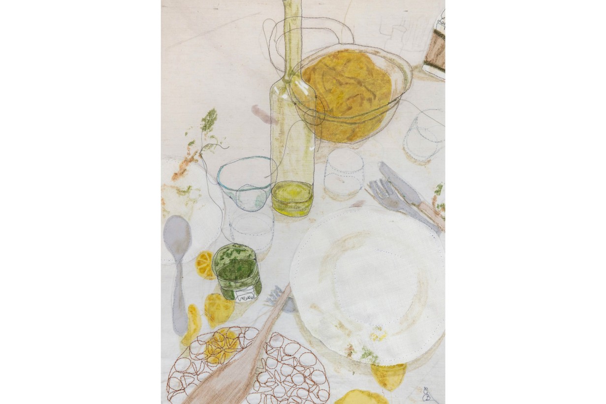 Gesticktes Bild mit Teller, Flasche, Besteck, Gläsern