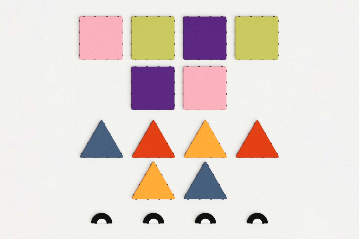 Eine Sammlung bunter Dreiecke und Quadrate auf einer weißen Oberfläche.