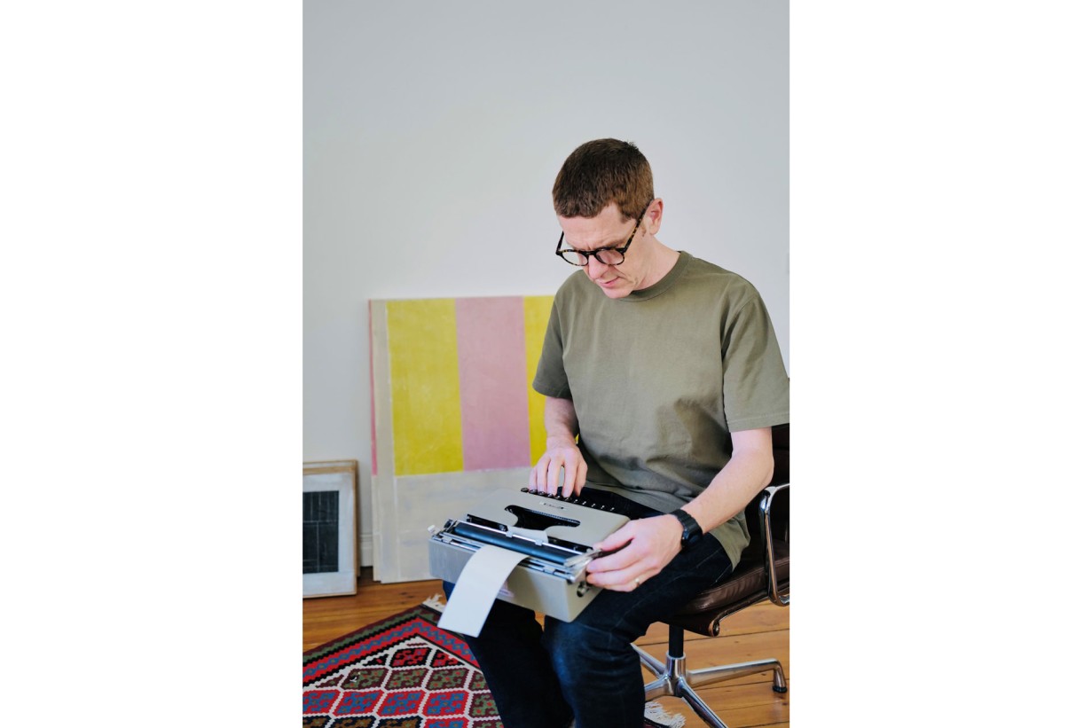 Sven Völker sitzt an einer Schreibmaschine