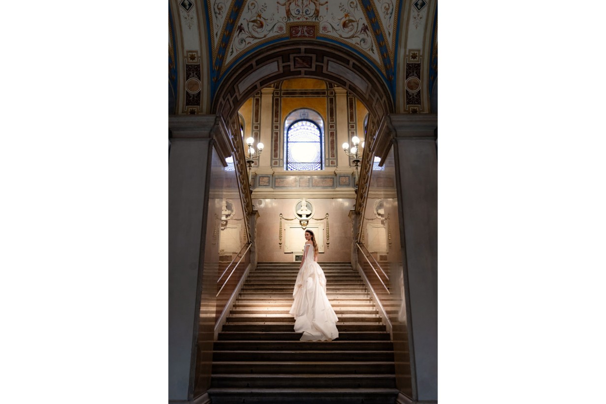 Braut in weißem Kleid in der MAK Säulenhalle