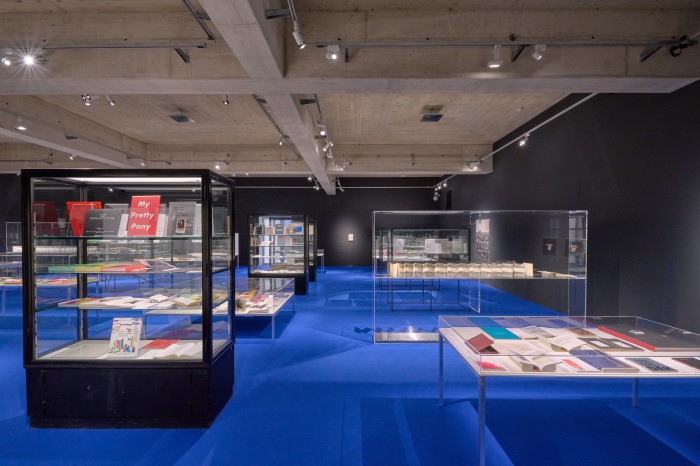 Ausstellungsraum mit Vitrinen und Büchern