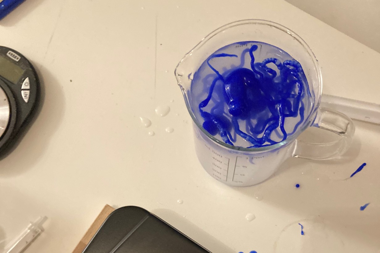 Topf mit blauem Biomaterial