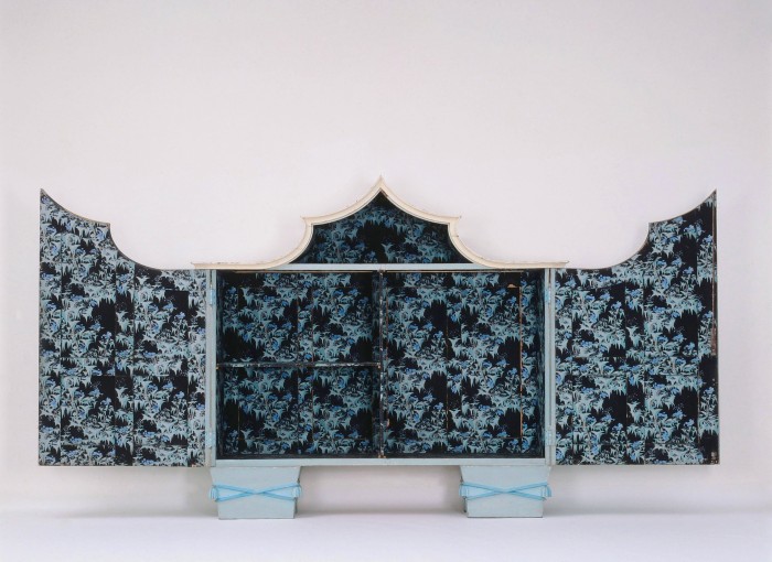 Schrank mit Schranktüren in Form von Fledermausflügeln