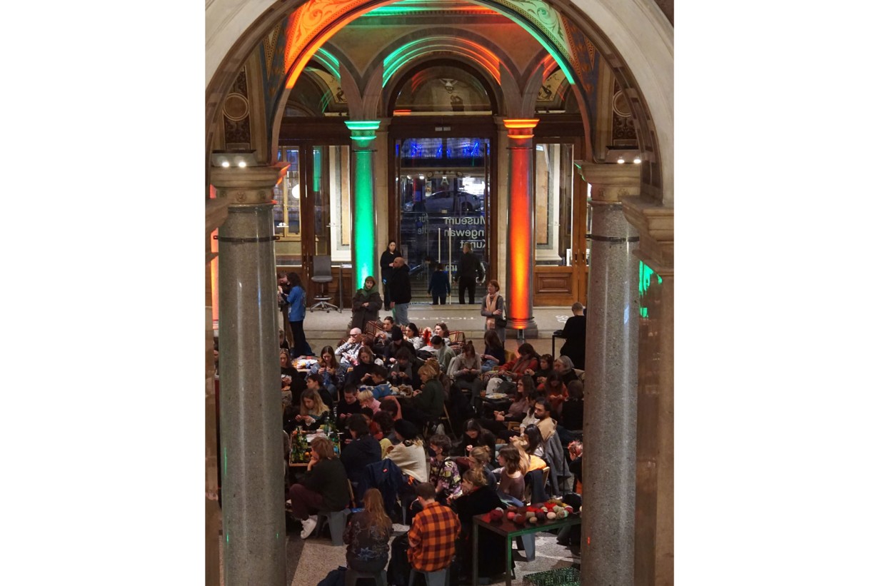 MAK Column Hall with visitors to the Zehnminutensalon 