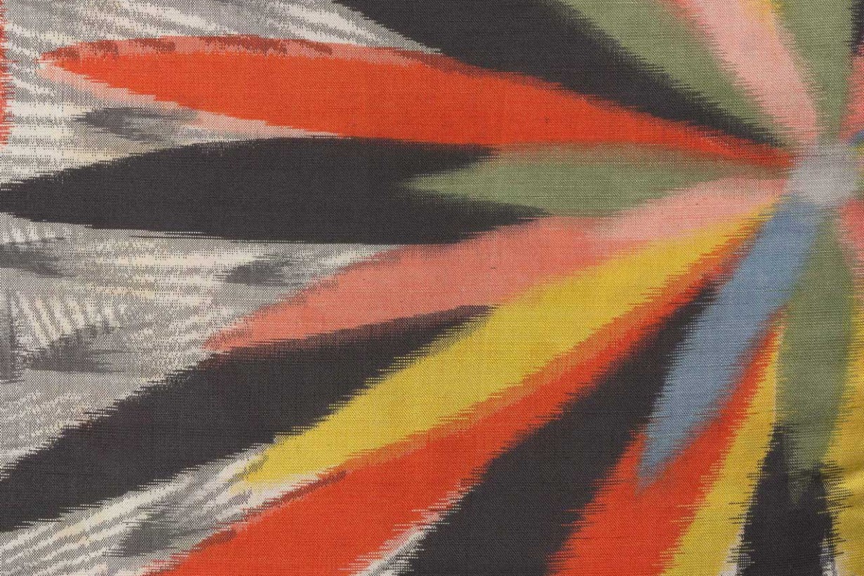 Detail: Meisen-Haori mit floralem bzw. feuerwerksähnlichem Motiv im Muster