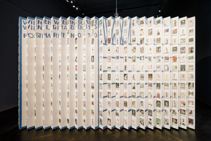 Wand in Postkartenform bestehend aus vielen einzelnen Postkarten die Wiener Werkstätte