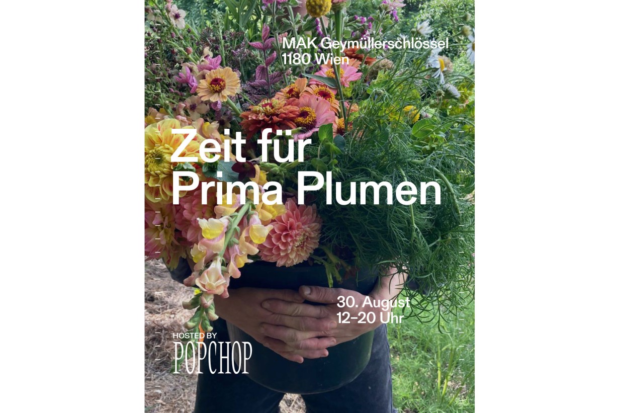 Person hält überdimensionalen Blumenstrauß