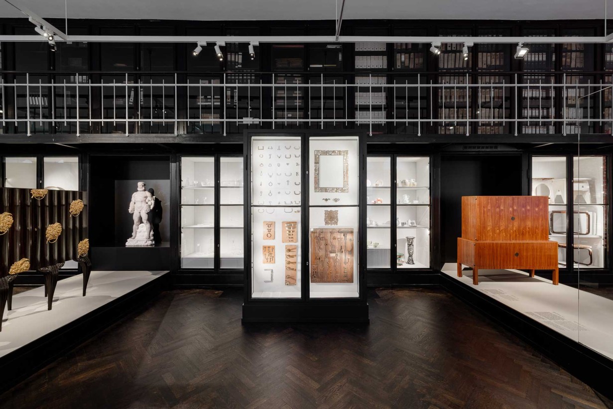 Sammlung WIEN 1900 mit Vitrinen