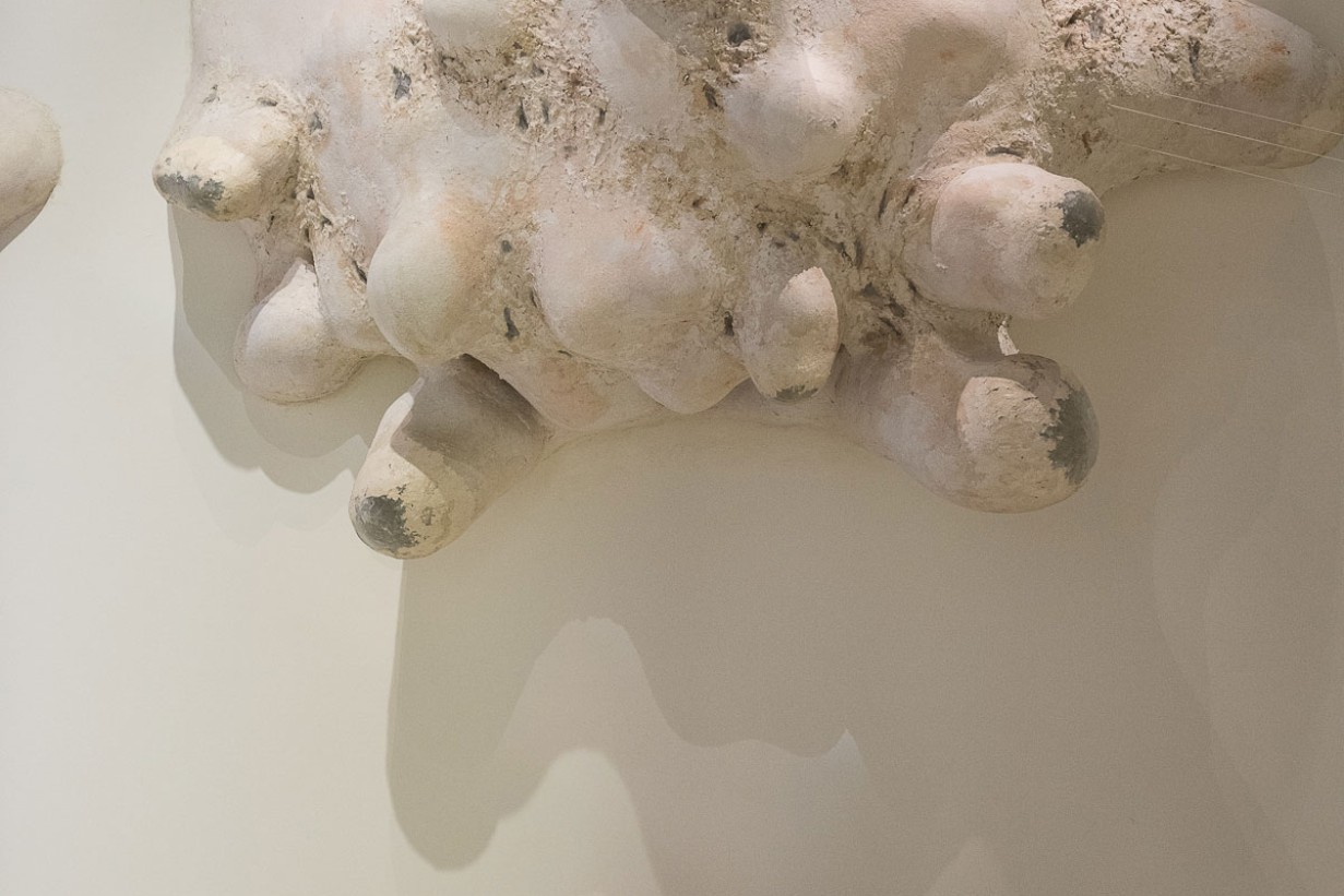 Performerin Doris Uhlich liegt innerhalb der Installation einer 40.000-fachen Vergrößerung einer Amöbe