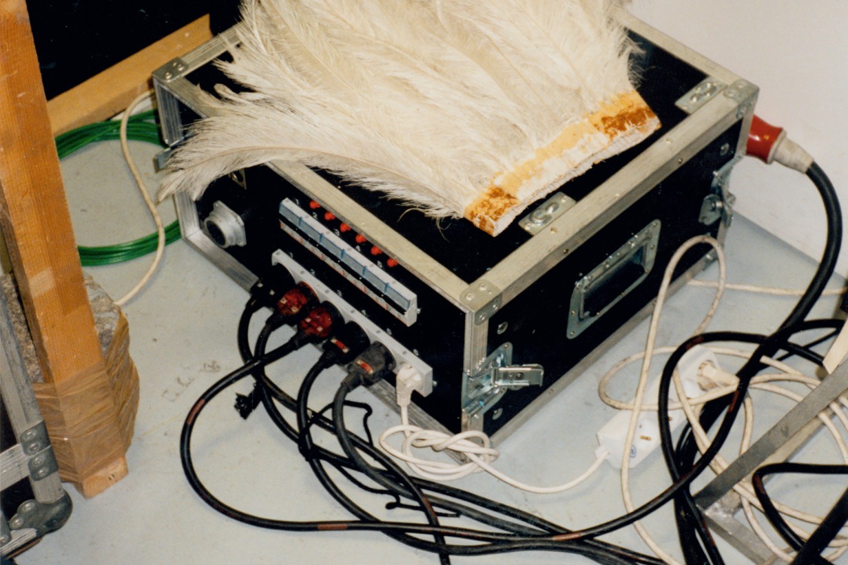 Weißer Rock aus Federn von Helmut Lang, fotografiert von Juergen Teller