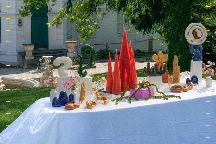 Gedeckter Tisch im Garten des Geymüllerschlössels