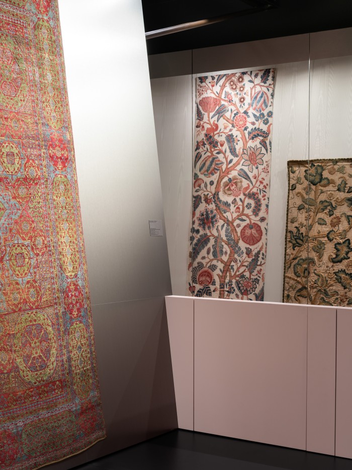 Vitrinen in der Schausammlung Textilien und Teppiche mit Objekten
