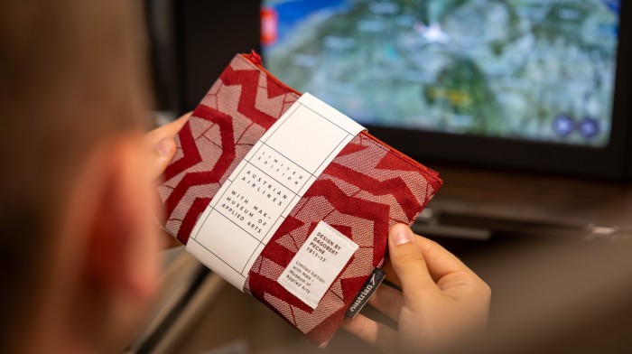 Person hält Amenity Kit mit Schlafmaske