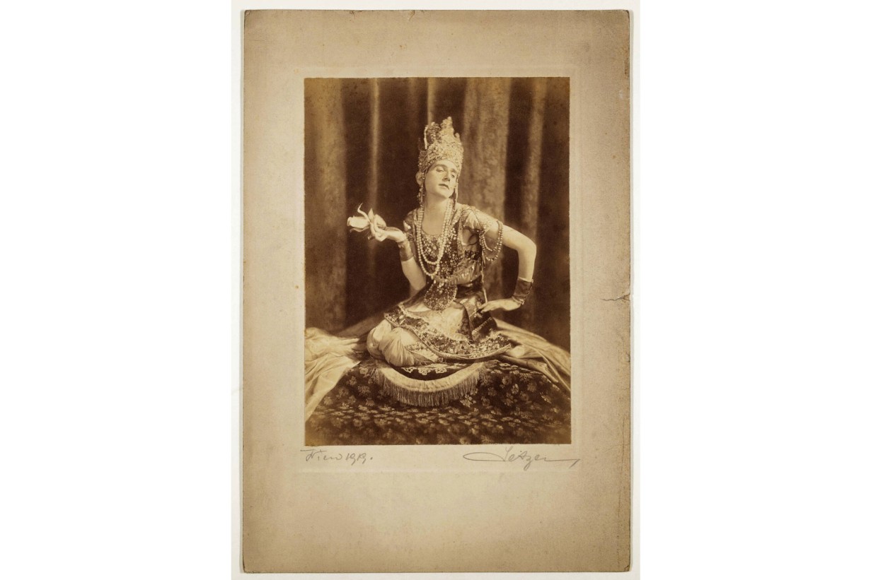 Sepia photograph of a dancer wearing a costume from the Wiener Werkstätte
