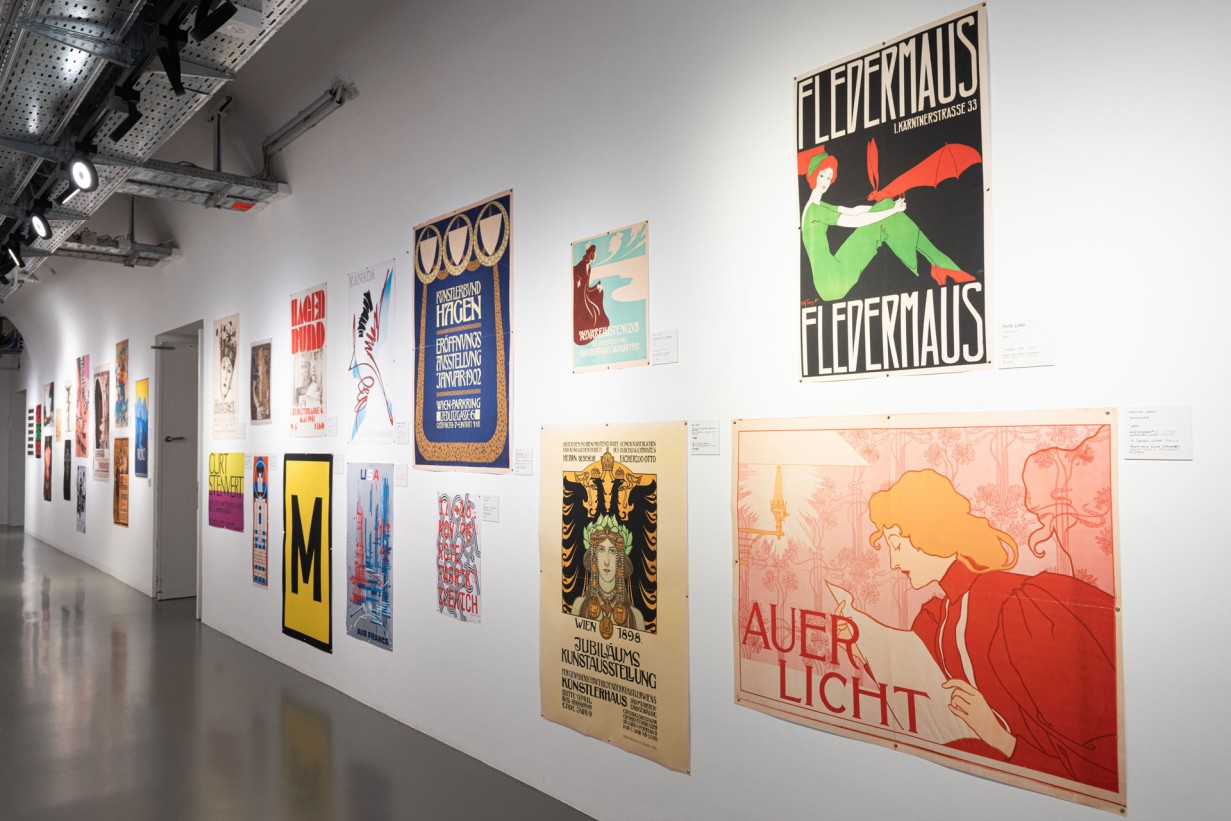 Ausstellungsraum mit Plakaten an der Wand