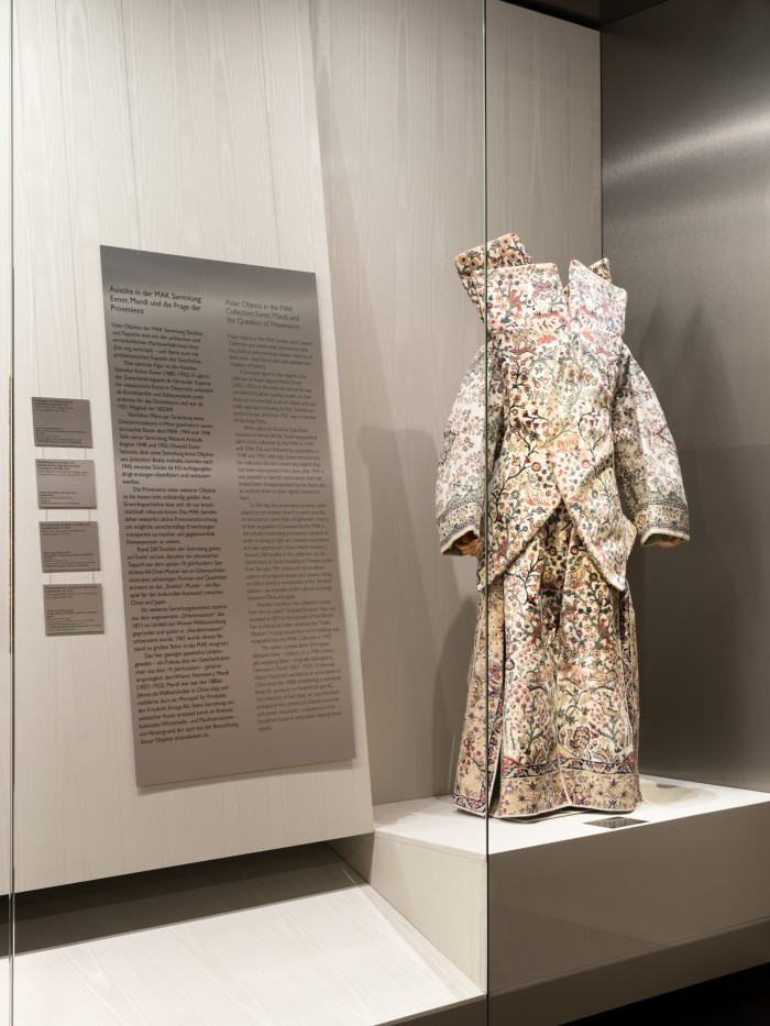 Vitrine mit Kleid aus Teppich