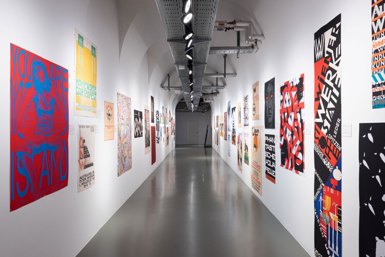 Ausstellungsraum mit Plakaten an der Wand