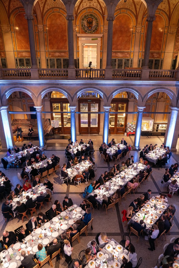 MAK Künstler*innendinner in der Säulenhalle, gedeckte Tische und Gäste