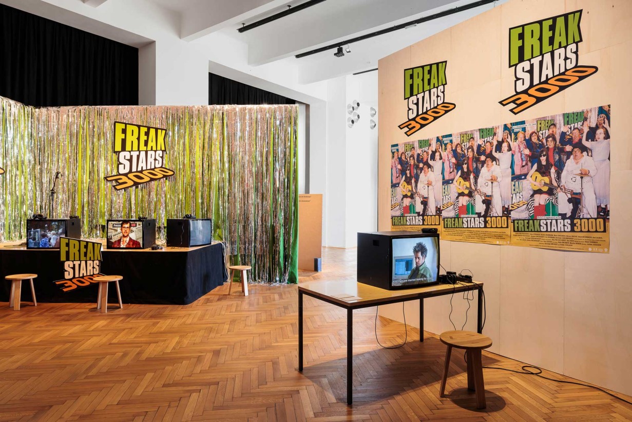 Freakstars Studio, Fernseher mit Videoprojektionen