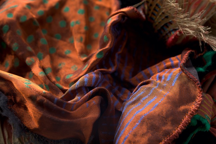 Kunstfaser, bedruckt, genäht in Herbstfarben wie Blatthaufen arrangiert