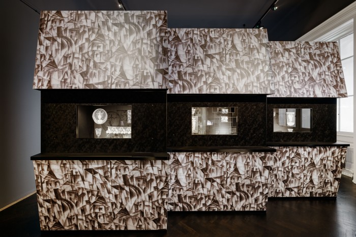 Drei Vitrinen mit Spitzen im Schaukästen