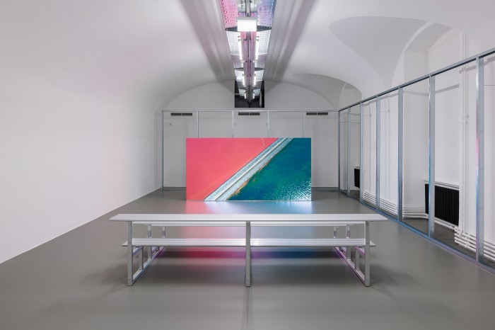 Ausstellungsraum mit Screen und Sitzbank