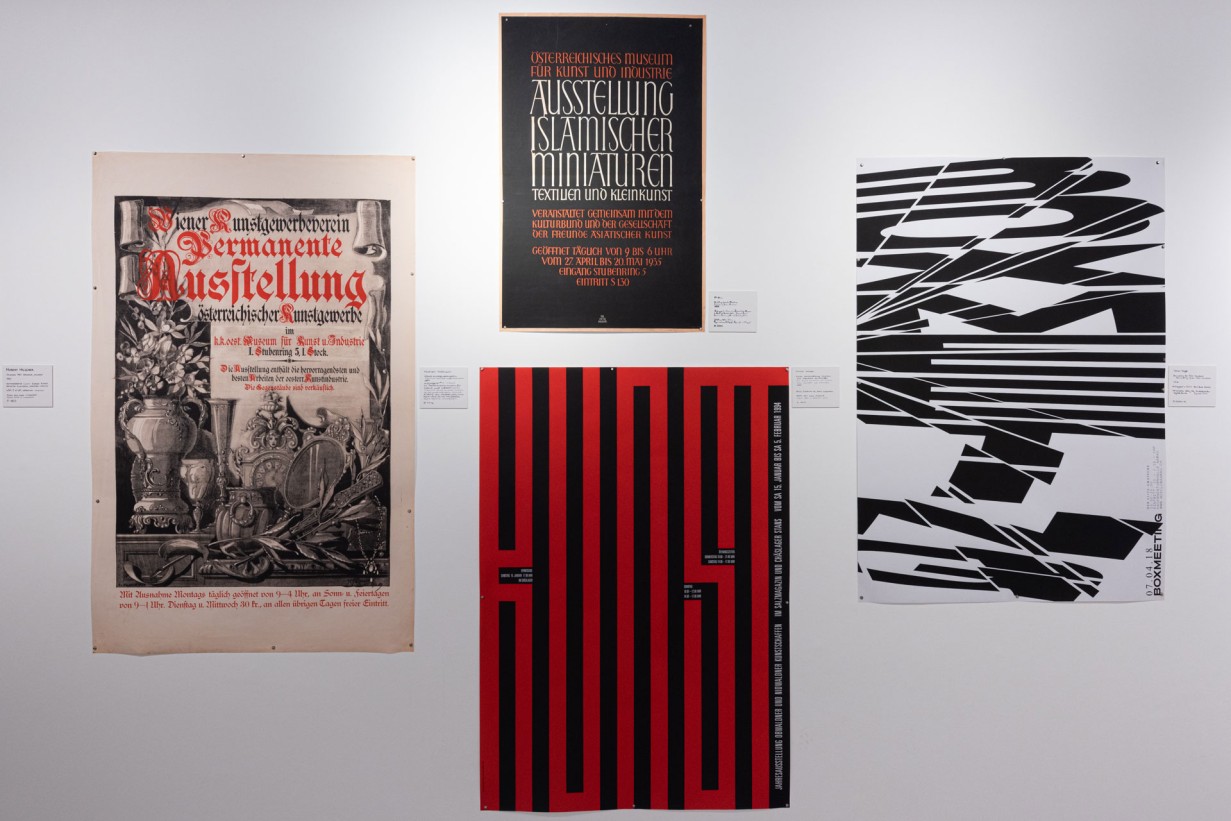 Ausstellungsraum mit Plakaten an der Wand