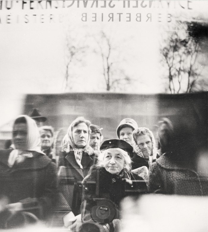 Personen vor Schaufenster 