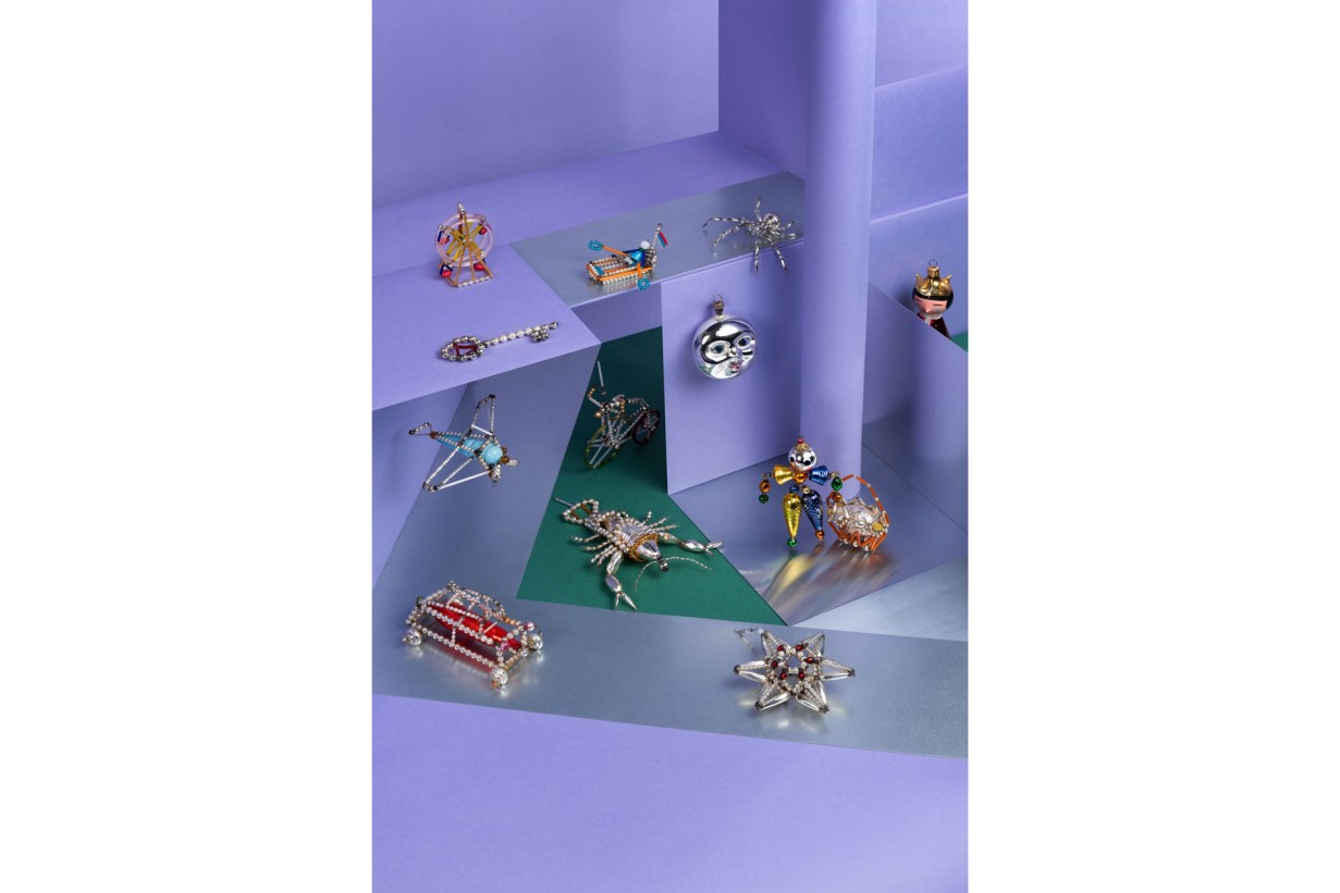 Baumschmuck aus Gablonz symmetrisch arrangiert