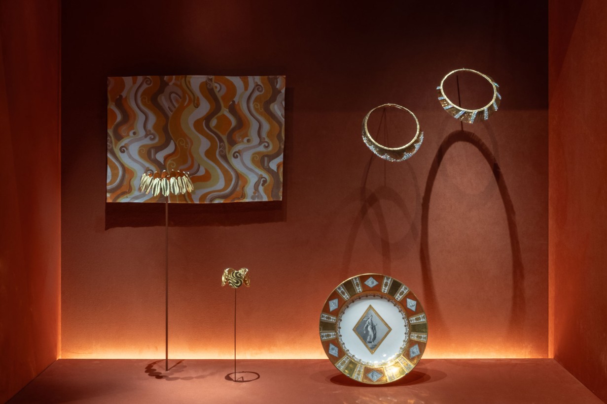 Vitrine mit Objekten der Ausstellung GLANZSTÜCKE 