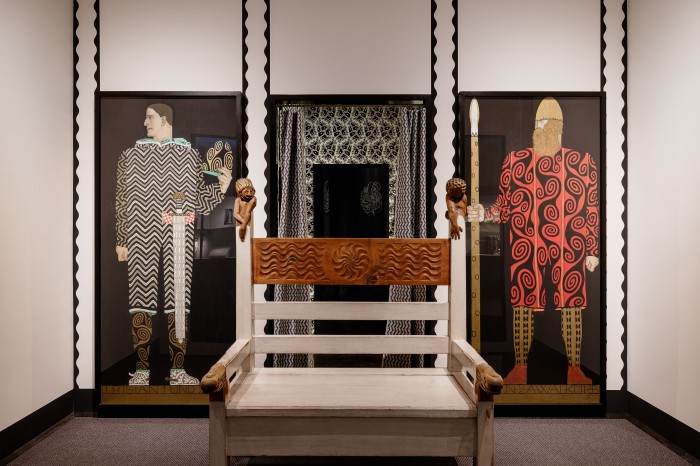 Bank mit kuntsvollen Schnitzereien, im Hintergrund Kostümskizzen für Richard Wagner Oper