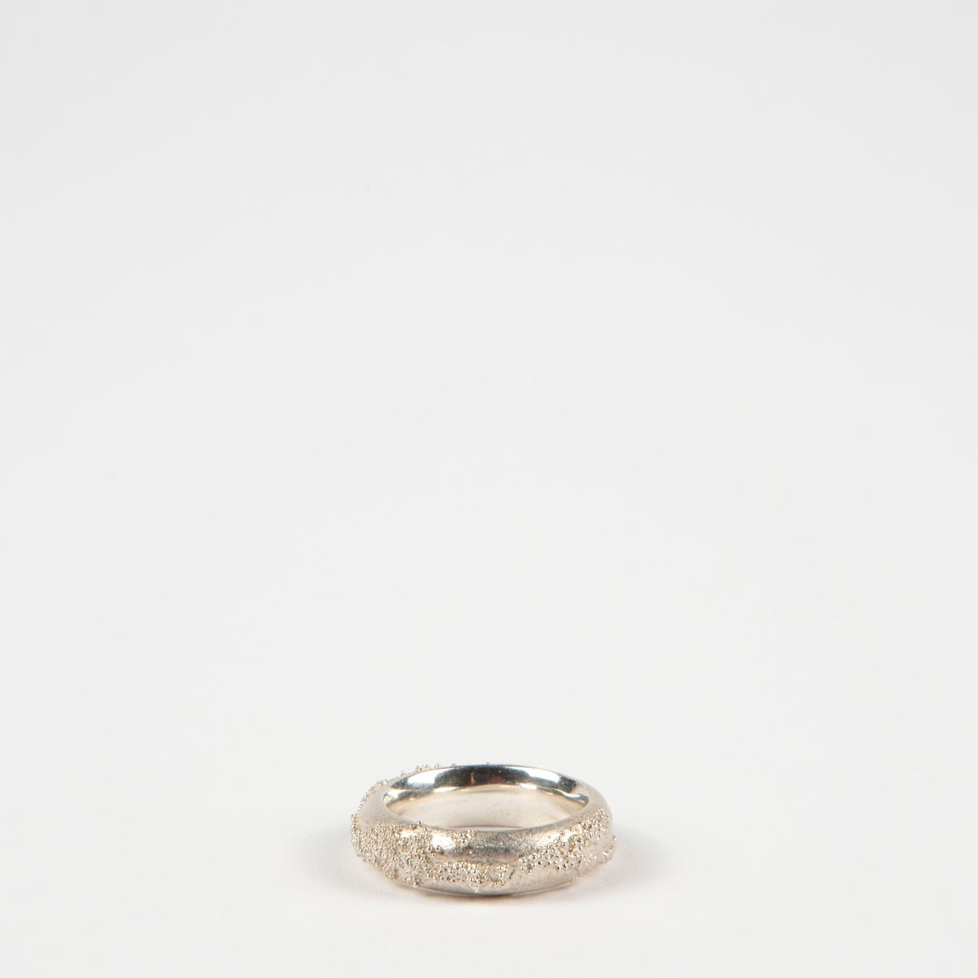 <BODY>Elisabeth Habig, Ring aus der Serie Weltenbummler © MAK/Kristina Wissik </BODY>