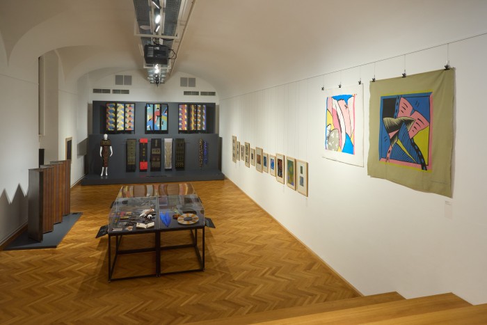 Ausstellungsraum mit Objekten von Ursi Fürtler