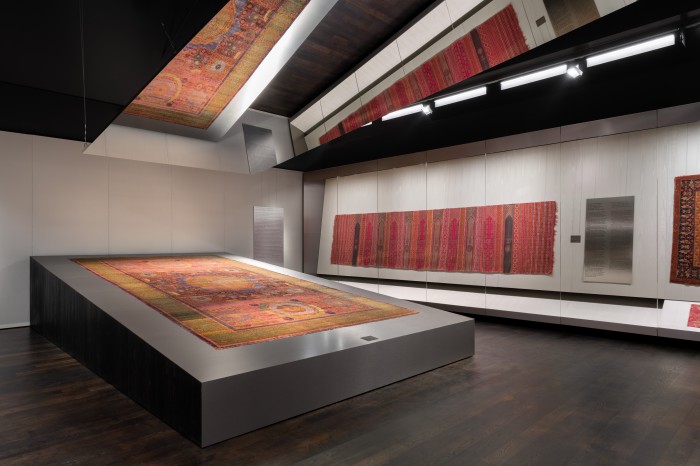 Neupräsentation MAK SCHAUSAMMLUNG TEXTILIEN UND TEPPICHE, im Vordergrund: Seidener Mamlukenteppich
