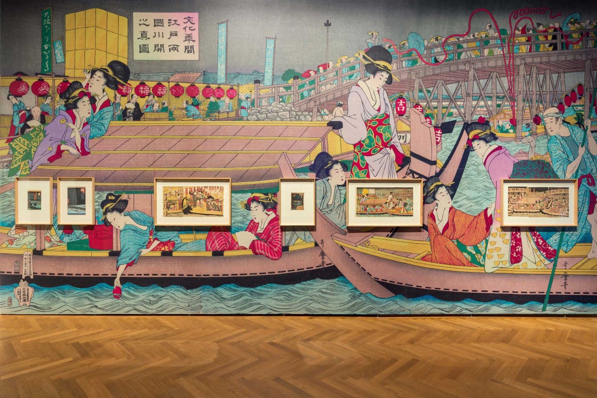 Wand mit japanischen Farbholzschnitten, die Tapete der Wand ist ein übergroßer Farbholzschnitt