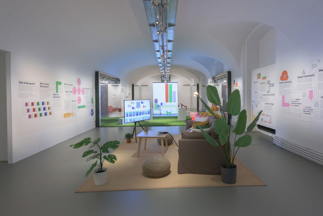 Ausstellungsraum mit Wohnzimmersetting