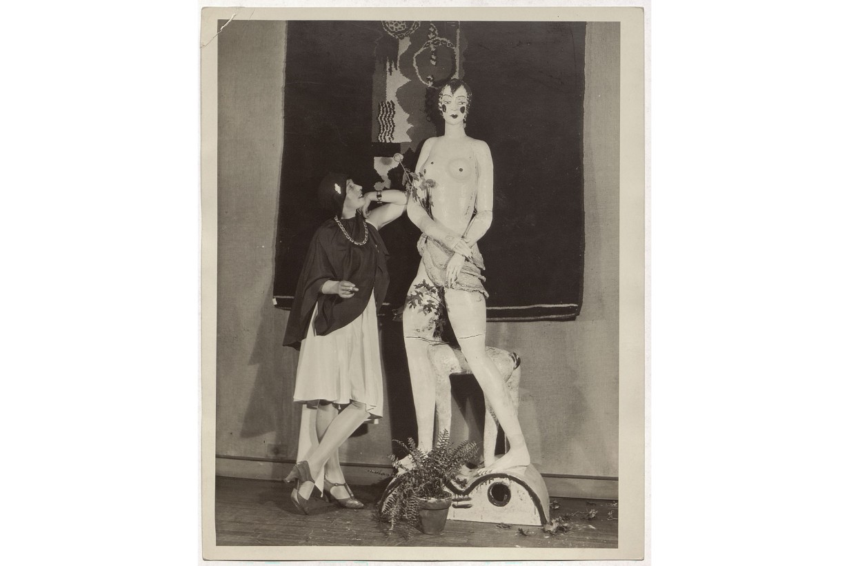 Foto von Vally Wieselthier und Skulptur